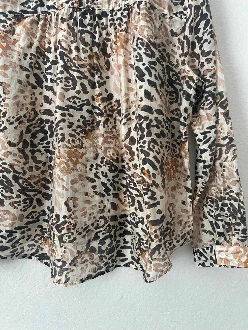Like New! Bailey 44 Beige Brown Black Animal-Print Button-Up Shirt in M